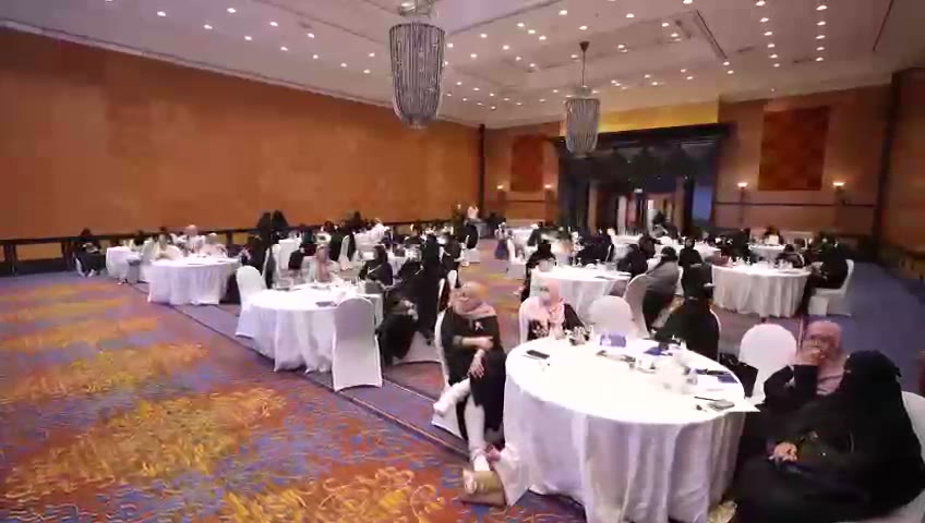 جانب من الحضور داخل القاعة.